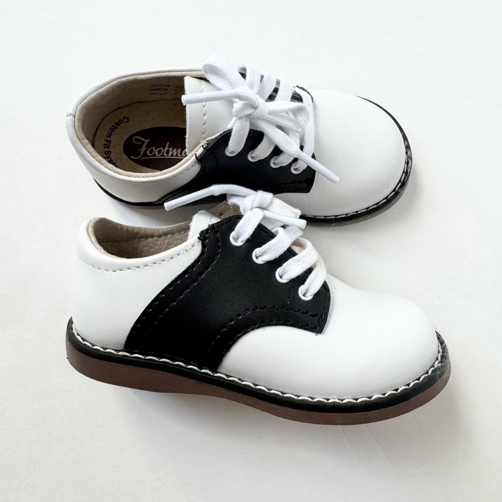 FootMates size 6 wide Cheer Oxford black and white Two-Tone Dress Shoes